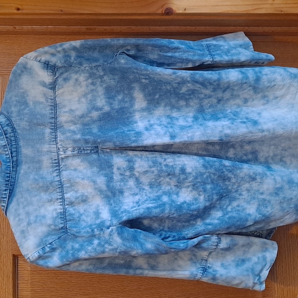 Anthropologie Cloth & Stone Blue Tie Dye Chambray Shirt - Picture 6 of 7